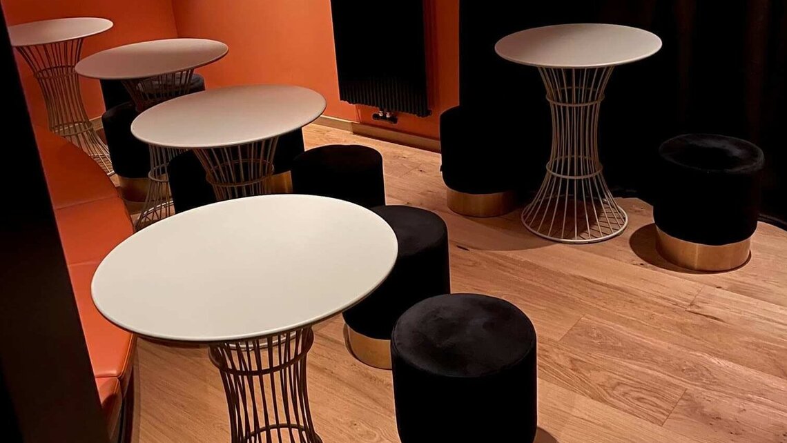 Bar mit Holzfußboden