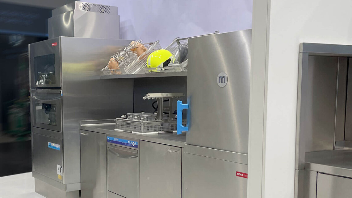 Sichere Schwarz-Weiß-Trennung dank Haubengerät in der Atemschutzwerkstatt