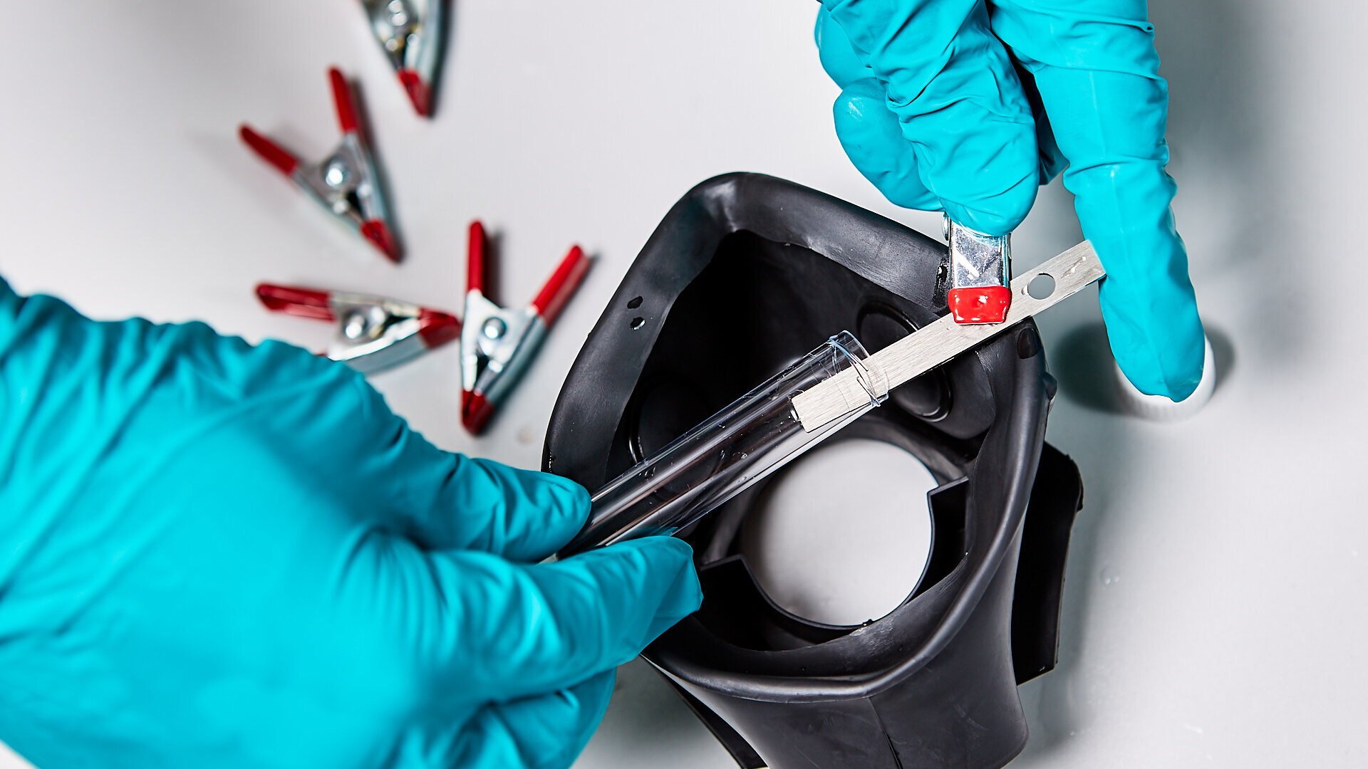 Bioindikatoren in Kunststoffröhrchen geben