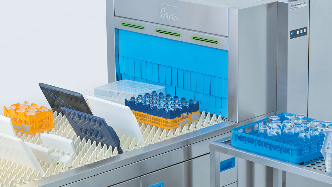 dishwashing at the restaurant with M-iQ