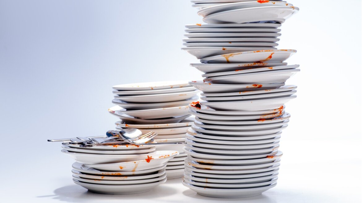 Zbieranie naczyń po posiłku