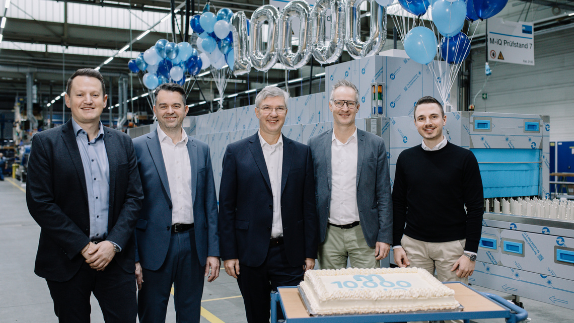 Feierten mit der Belegschaft die Jubiläumsmaschine: Adrian Penner (Leiter Global Key Account Management), Christoph Homburger (CTO der Meiko-Gruppe), Dr.-Ing. Thomas Peukert (CEO der Meiko-Gruppe), Dr. Markus Anzengruber (CSO der Meiko-Gruppe), Tim Litterst (Global Key Account Manager)