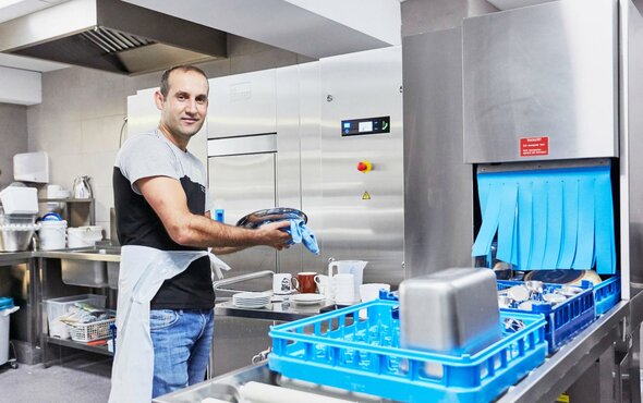 Washing dishes in the hotel Washing dishes in the hotel with MEIKO