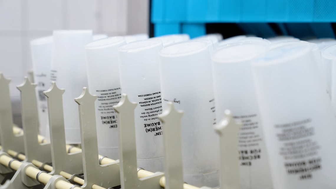 Bis zu 14.000 Mehrwegbecher gehen im Schnitt pro Veranstaltung über die Theke – und fast alle kommen wieder zurück. 