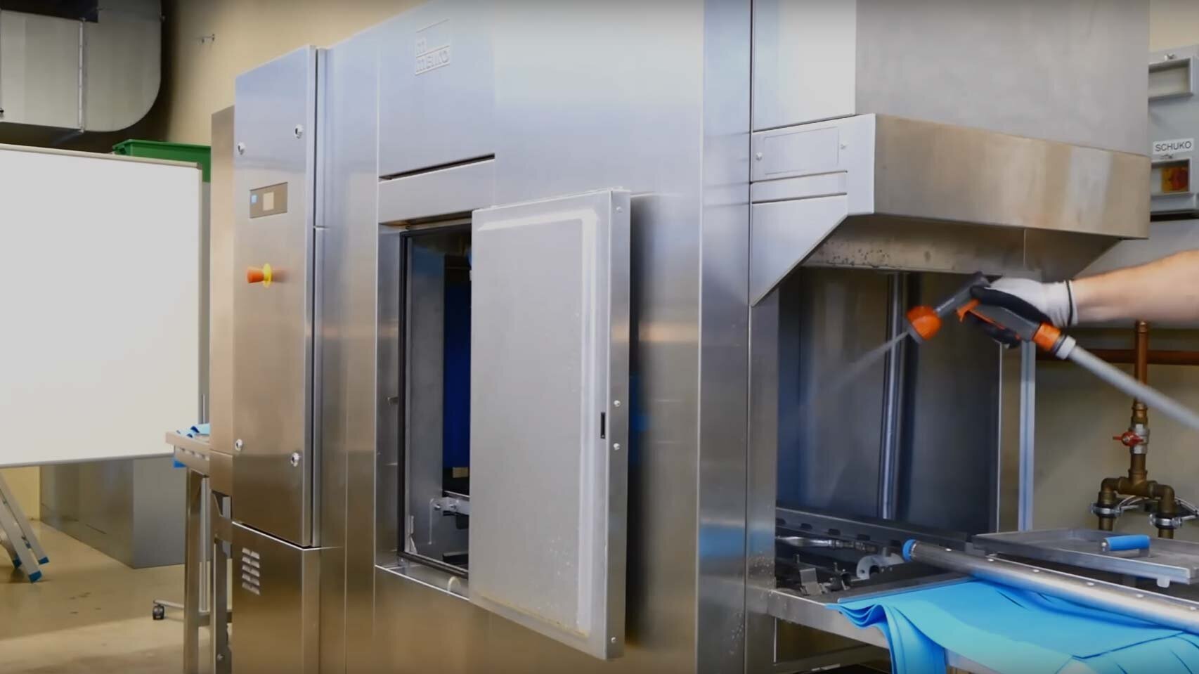 Machine cleaning MEIKO UPster