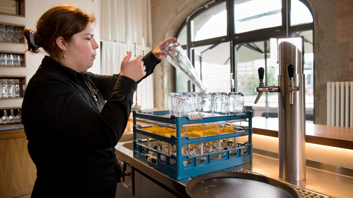 Flaschenspülen_kurze Wege für das Personal im Spreespeicher Berlin Flaschenspülen_kurze Wege für das Personal im Spreespeicher Berlin