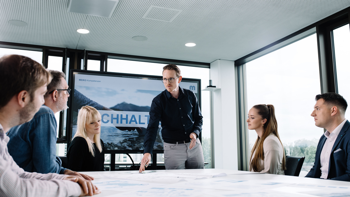 Symbolbild Austausch am Konferenztisch