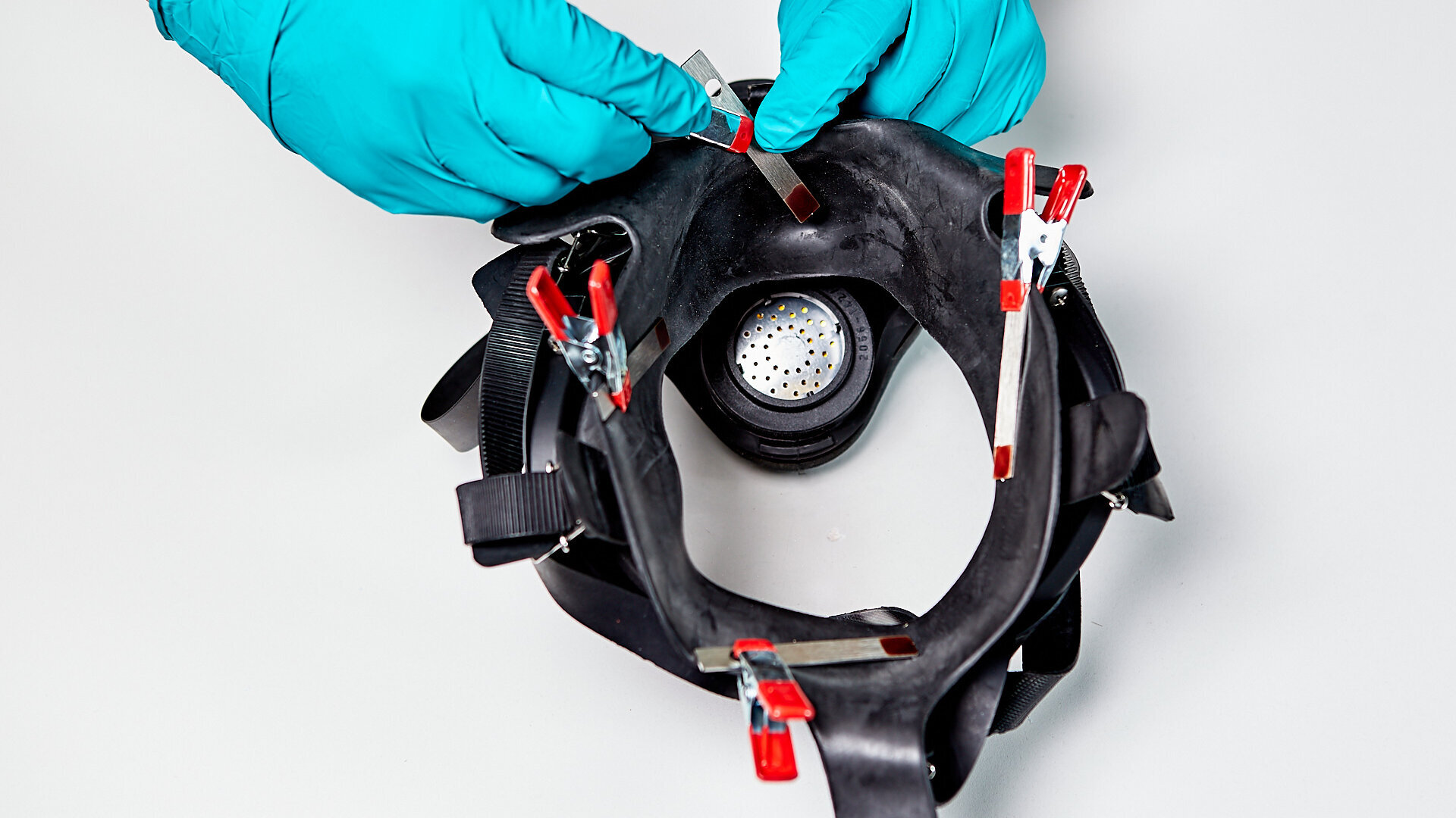 Vier von sechs Bioindikatoren auf der Maske platzieren.