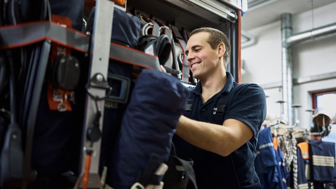 Chris checkt Feuerwehrequipment.