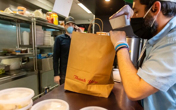 Jak dowozić jedzenie? Gastronomia na wynos krok po kroku