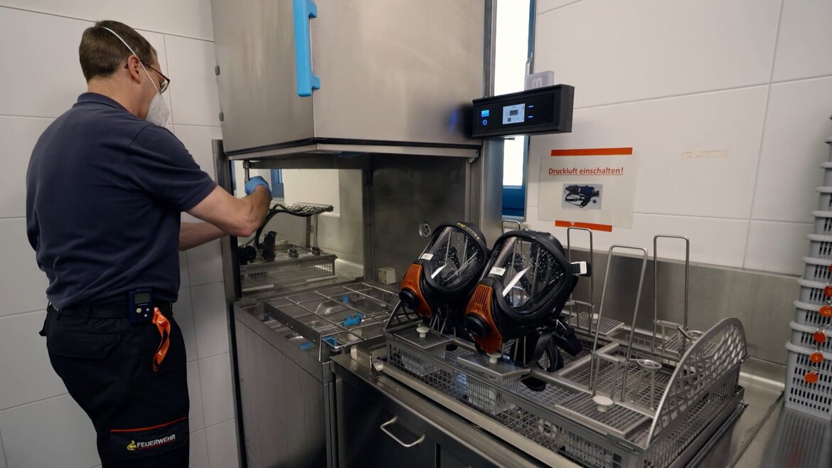 Equipment technician disconnects the pressurisation from the TopClean H appliance Equipment technician disconnects the pressurisation from the TopClean H appliance