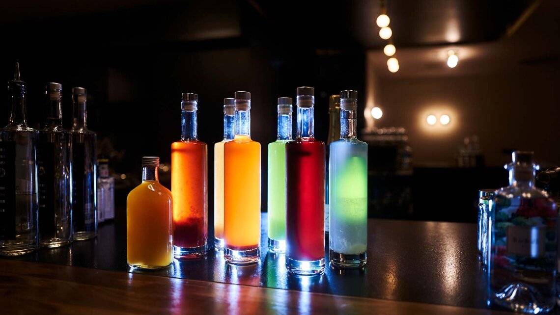 Tin tin bar e le sue bottiglie Tin tin bar e le sue bottiglie