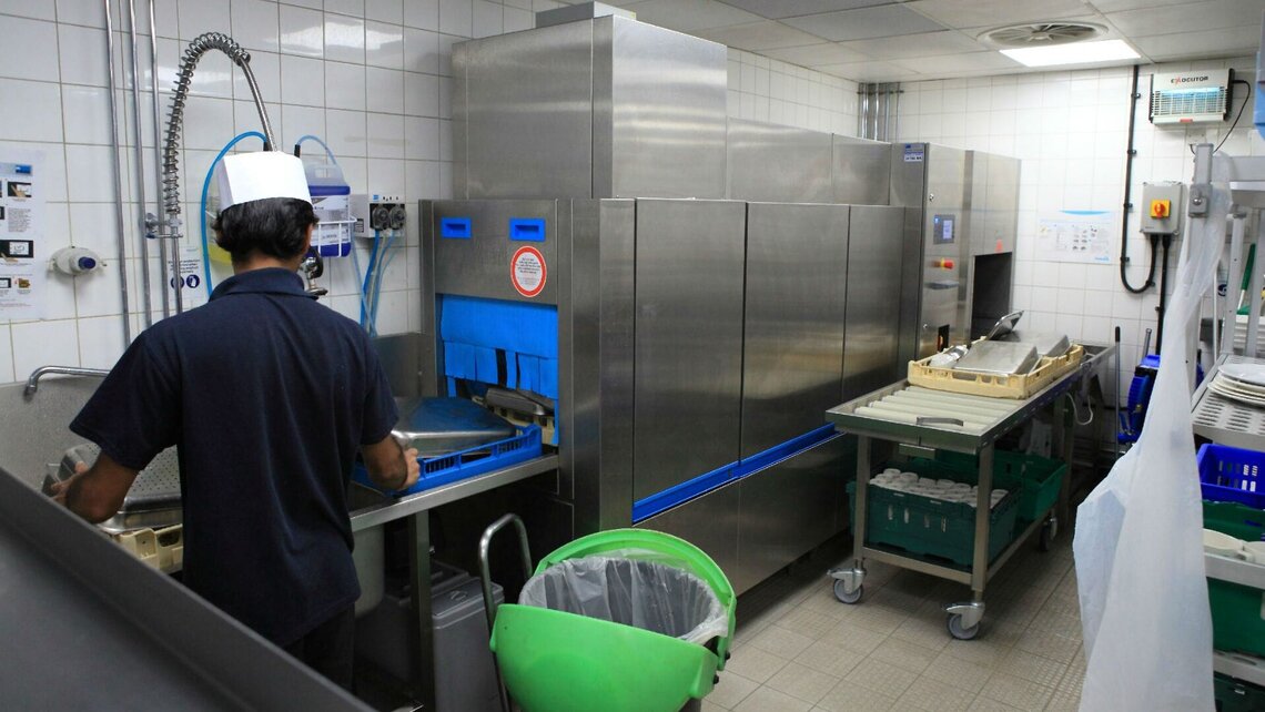 kitchen at Park Inn M-iQ Korbtransportmaschine