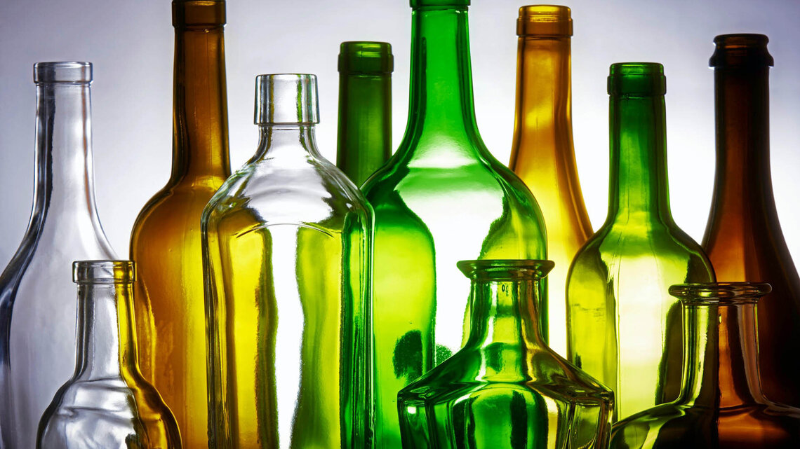 Sauber: Glasflaschen in verschiedenen Größen und Farben