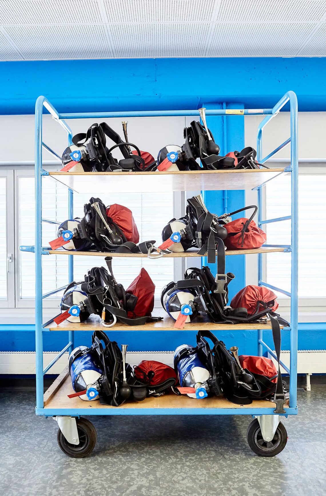 Atemschutzausrüstung Zug Sauerstoffflaschen auf Rollcontainer