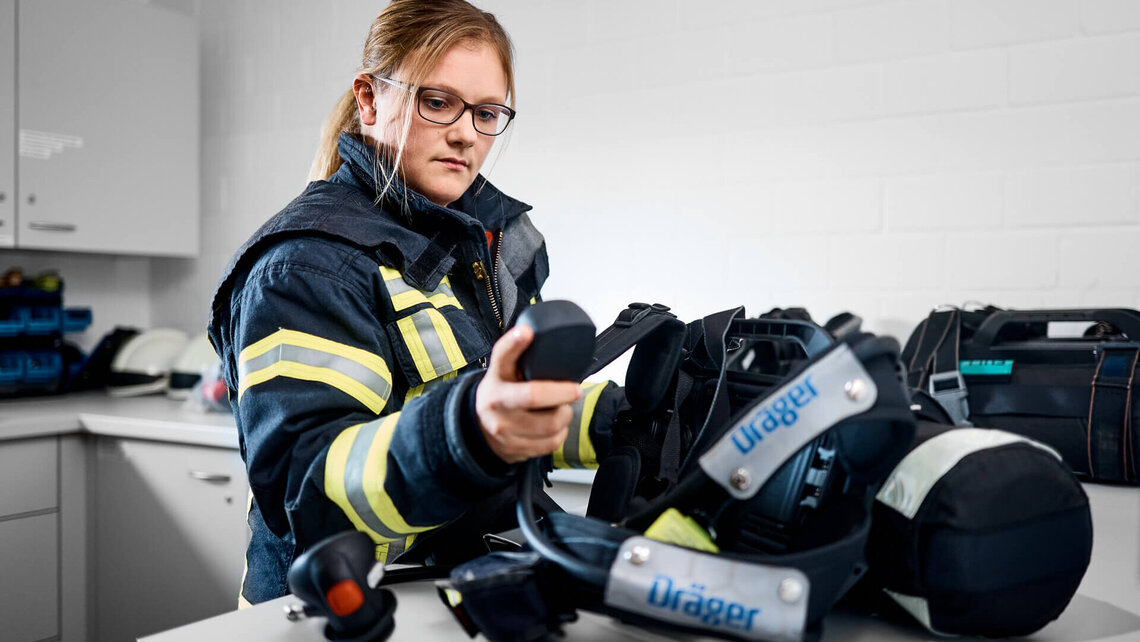 Vera wirft bei der Druckprüfung einen Blick auf den Monometer.