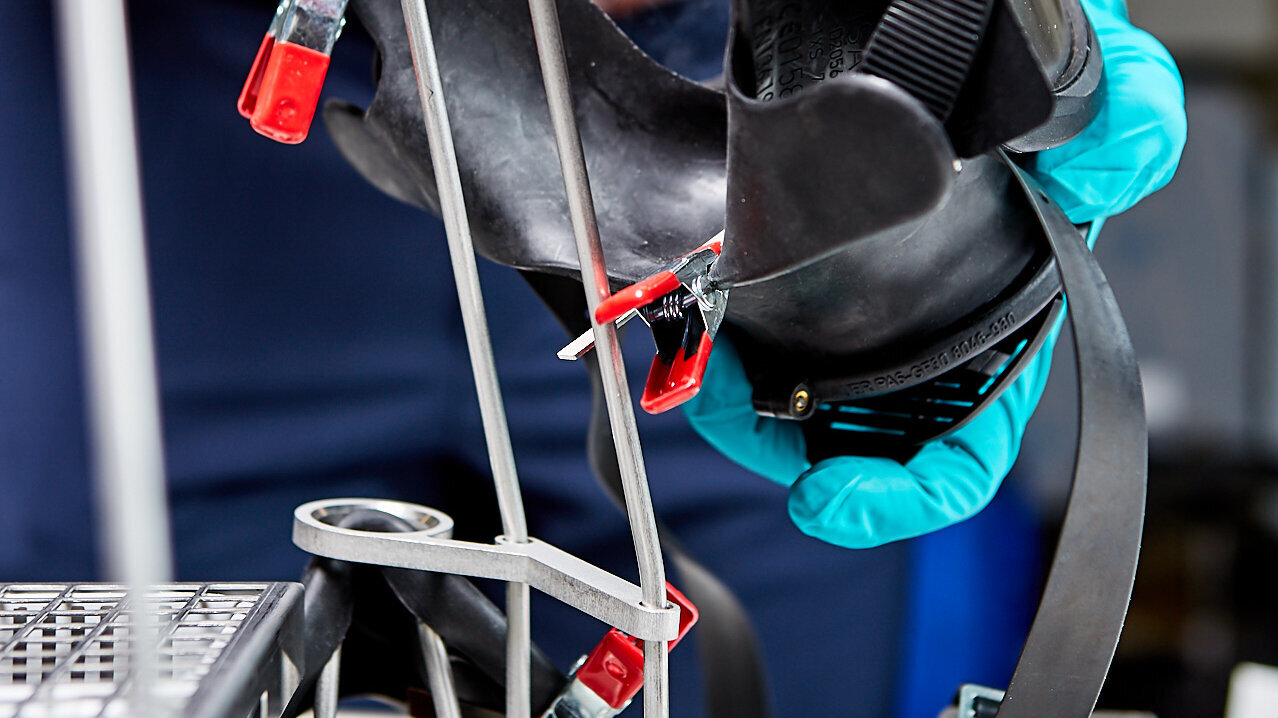 Maske und Innenmaske mit Bioindikatoren im Korb platzieren.