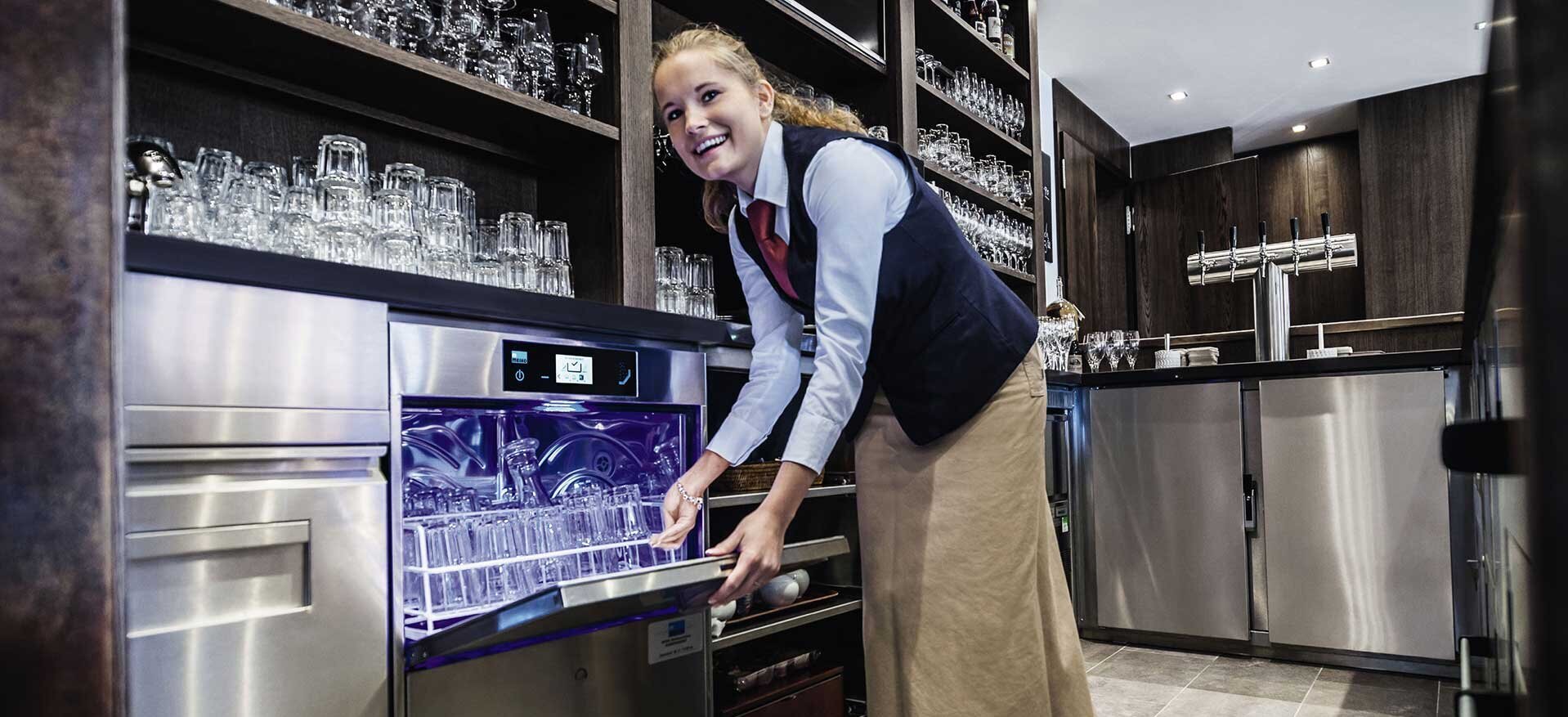 Professionelle Spülmaschine M-iClean U mit Gläsern