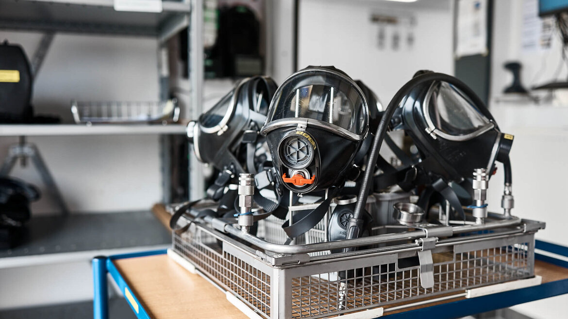 Basic rack with attachment for 4 respiratory masks for cleaning and disinfection in the TopClean M. Basic rack with attachment for 4 respiratory masks for cleaning and disinfection in the TopClean M.