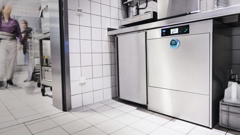 Lave-vaisselle professionnel frontal MEIKO en cuisine de restaurant