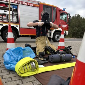 Retirer la cagoule anti-feu de l'arrière vers l'avant