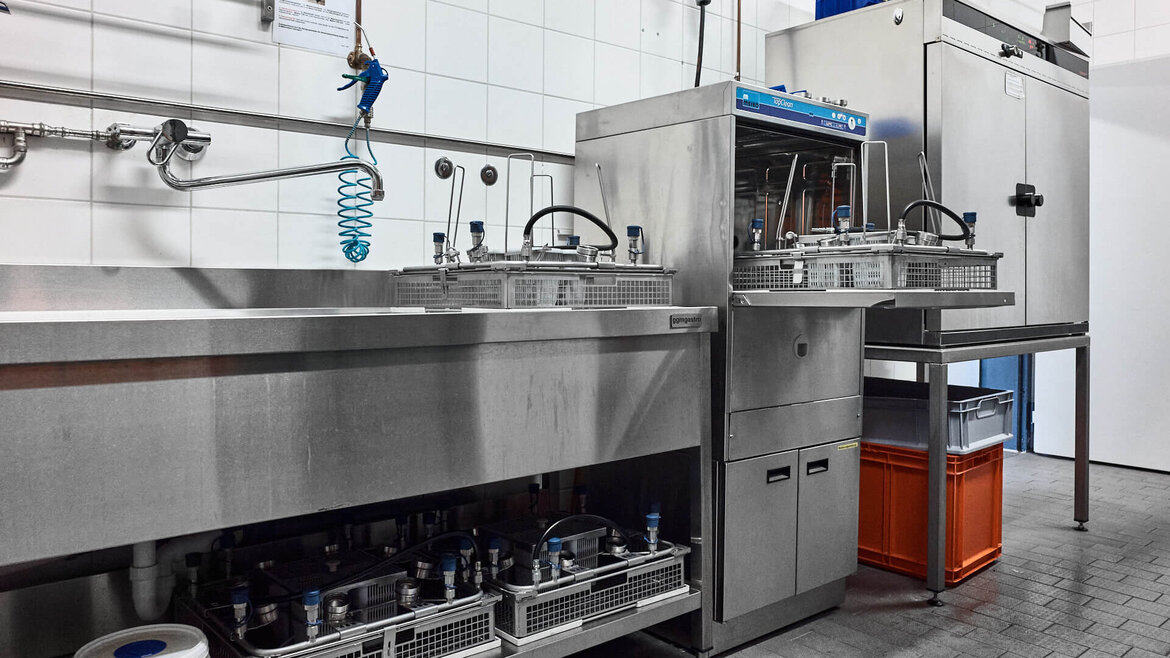 The pre-cleaned PPE is then cleaned and disinfected in the TopClean M. The pre-cleaned PPE is then cleaned and disinfected in the TopClean M.