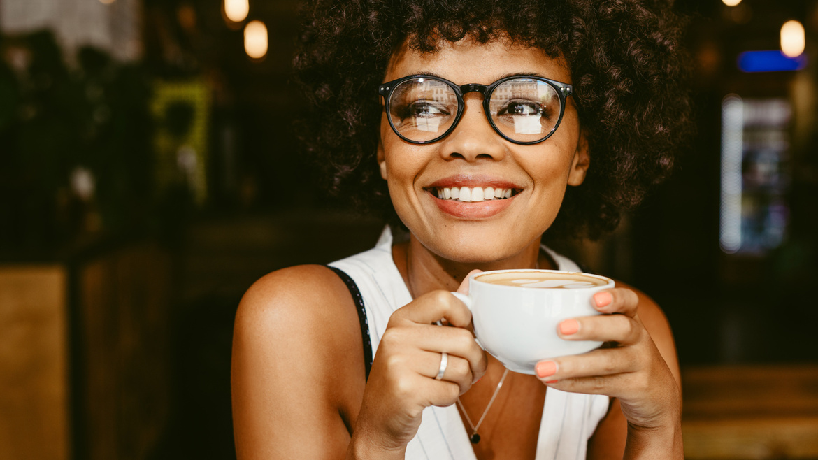 Femme souriante buvant du café