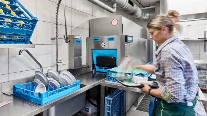 Lave-vaisselle professionnel économe en énergie dans une cuisine de restauration