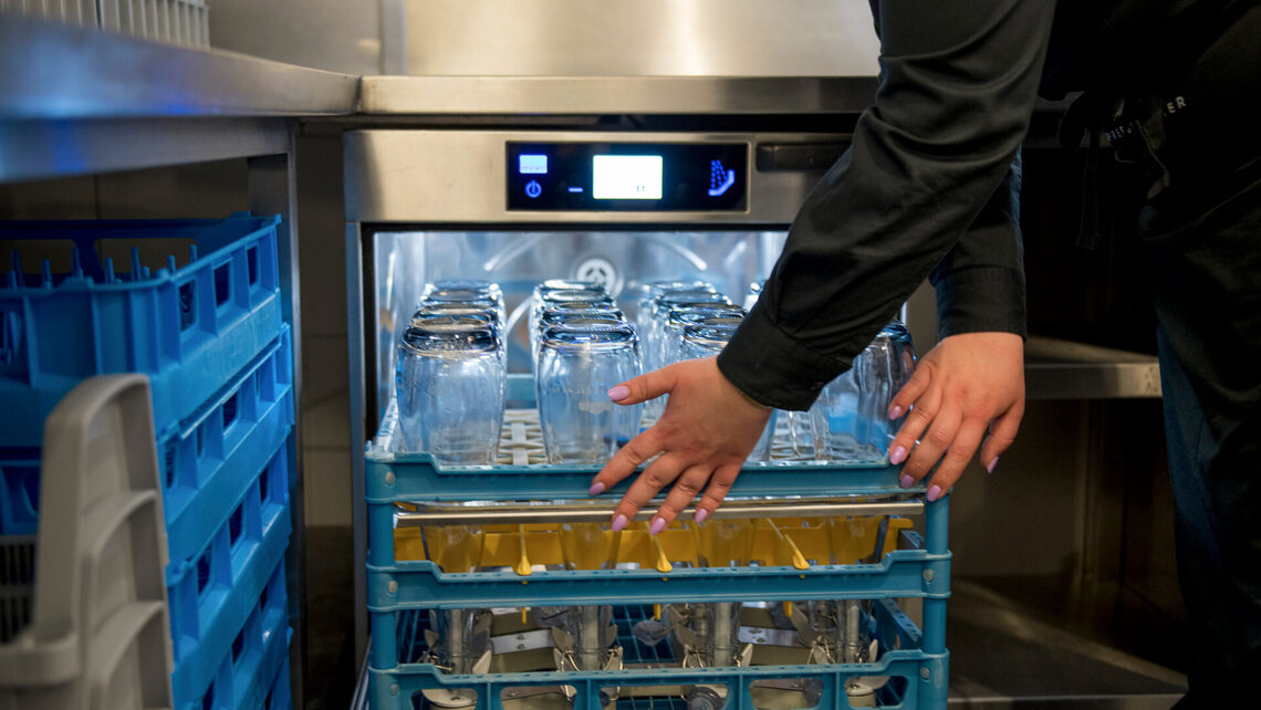 M-iClean U mit Flaschenkorb von MEIKO M-iClean U mit Flaschenkorb von MEIKO