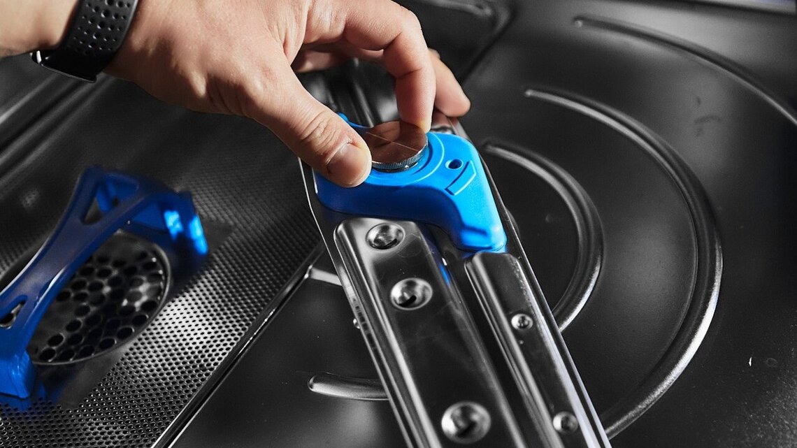 Wascharm einsetzen in die Profi-Spülmaschine M-iClean U von Meiko