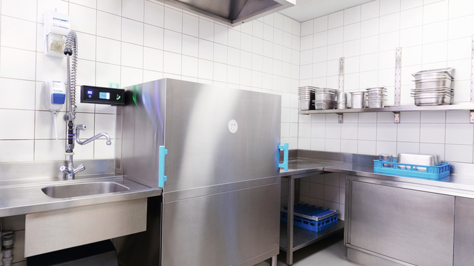 Lave-vaisselle professionnel fermé et à l'arrêt dans une cuisine