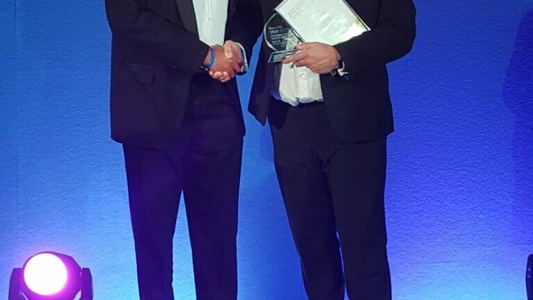 Mick Jary, Direttore Dipartimento Progettazione Meiko UK, riceve il premio da Julian Edwards, Presidente FCSI UK&. Mick Jary, Direttore Dipartimento Progettazione Meiko UK, riceve il premio da Julian Edwards, Presidente FCSI UK&.