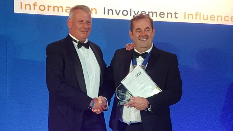 Mick Jary (Specification Director, Meiko UK) nimmt den Award von Julian Edwards (FCSI UK&I Chairman) entgegen (von links)