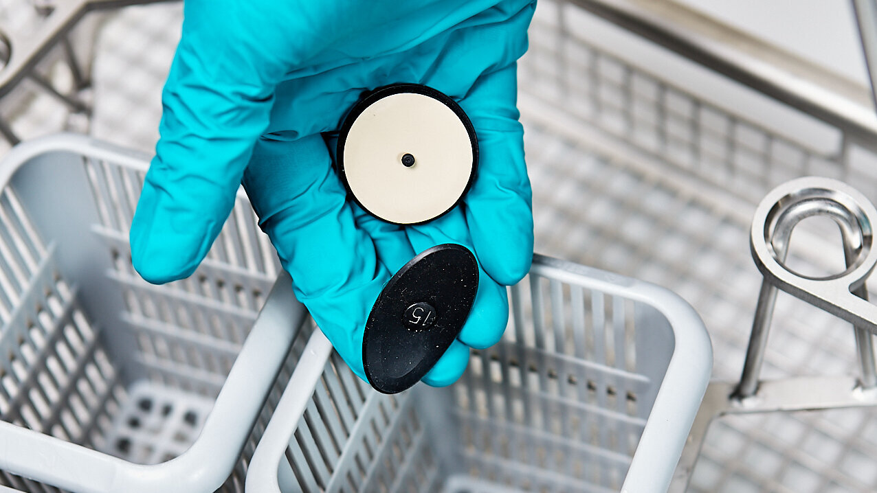 Ein- und Ausatemventile demontieren und im Kleinteilekorb platzieren