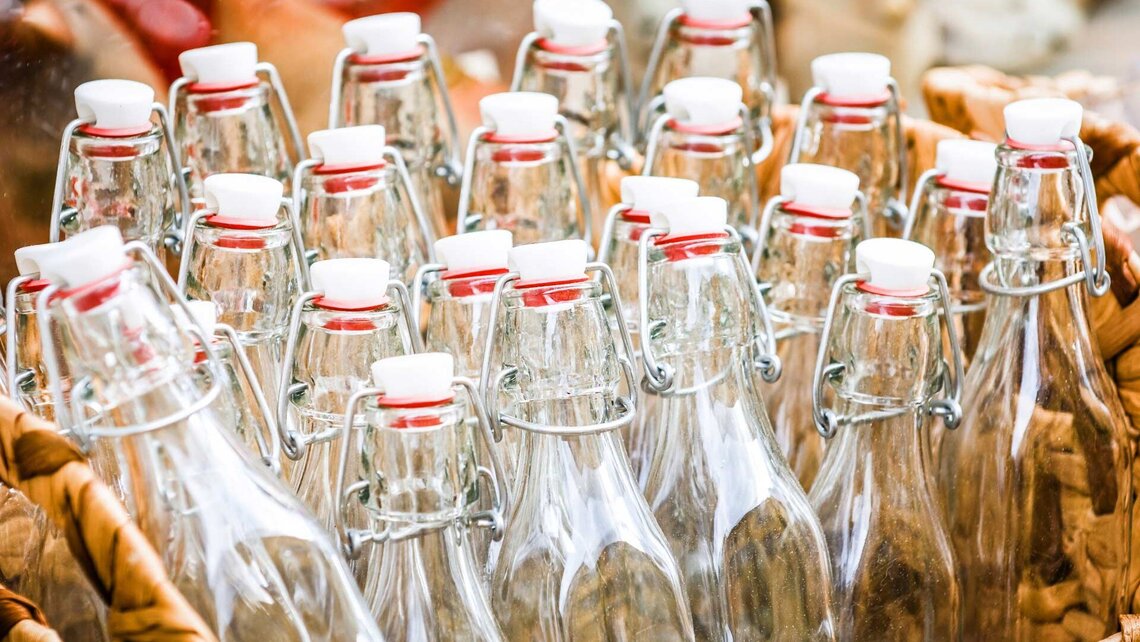 Sauber gespülte Bügelflaschen