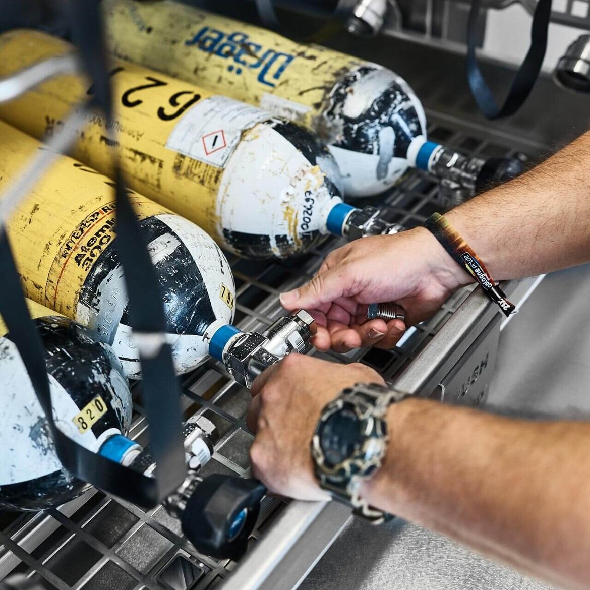 Compressed air bottles are pressurised in the TopClean D. Compressed air bottles are pressurised in the TopClean D by the SCBA technician