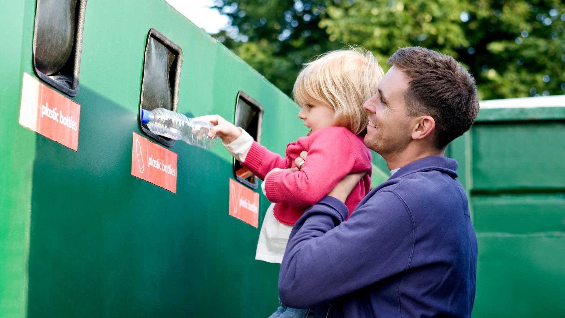 Vader toont dochter hoe je plastic flessen recyclet