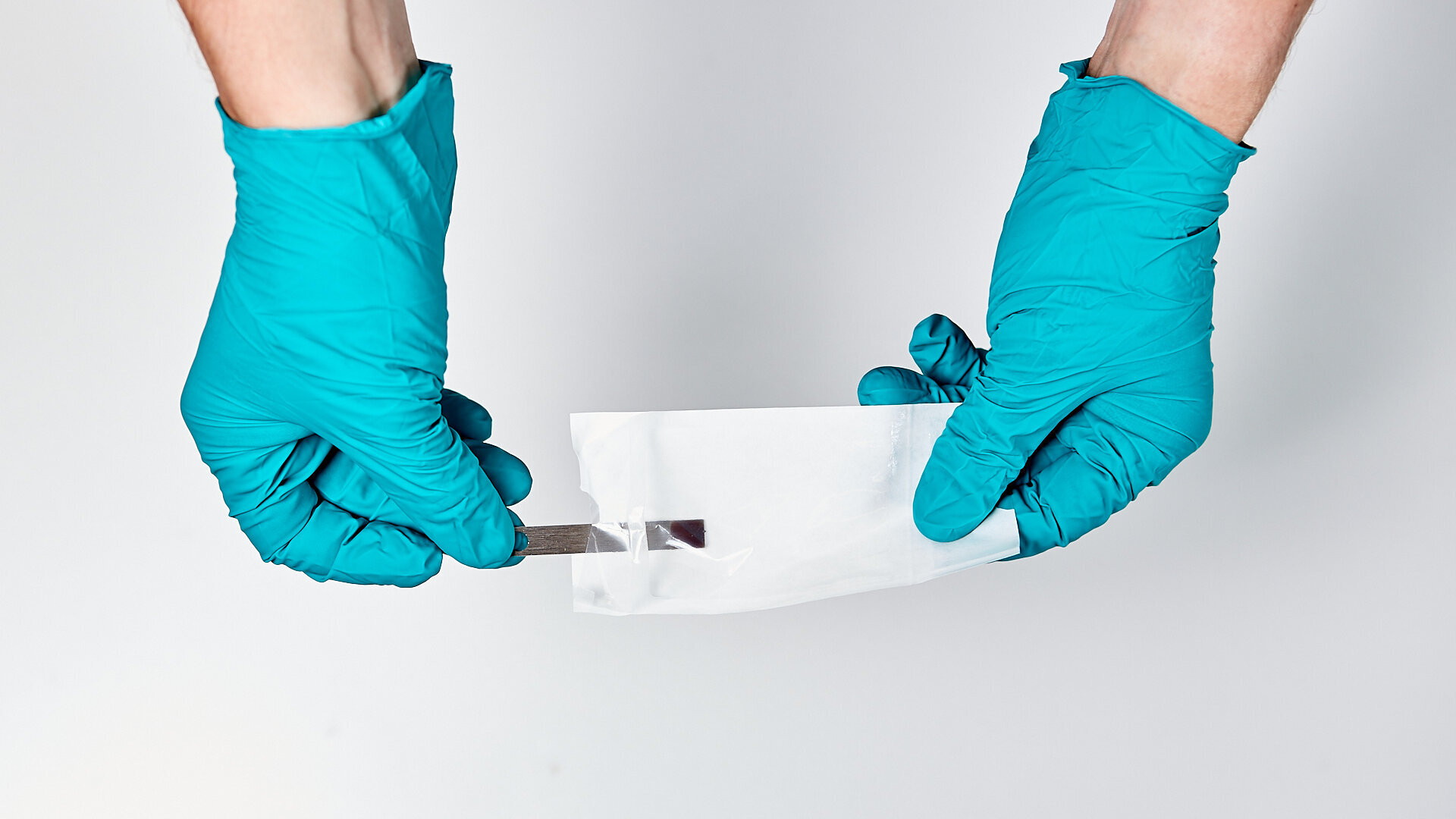 Die Bioindikatoren aus der Verpackung nehmen