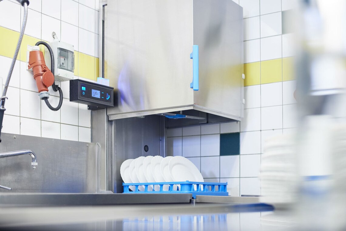 El lavavajillas de capota M-iClean H en la cocina de la posada zum Ritter