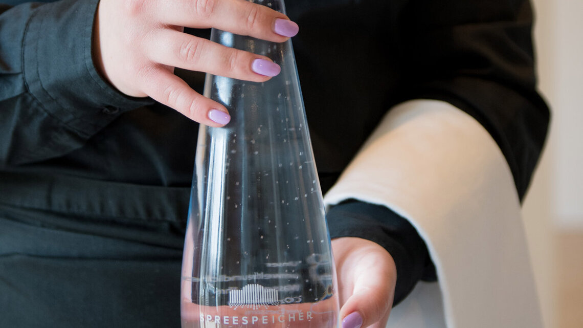 Spülen und wieder befüllen Mehrwegglasflaschen Spreespeicher Berlin Spülen und wieder befüllen Mehrwegglasflaschen Spreespeicher Berlin