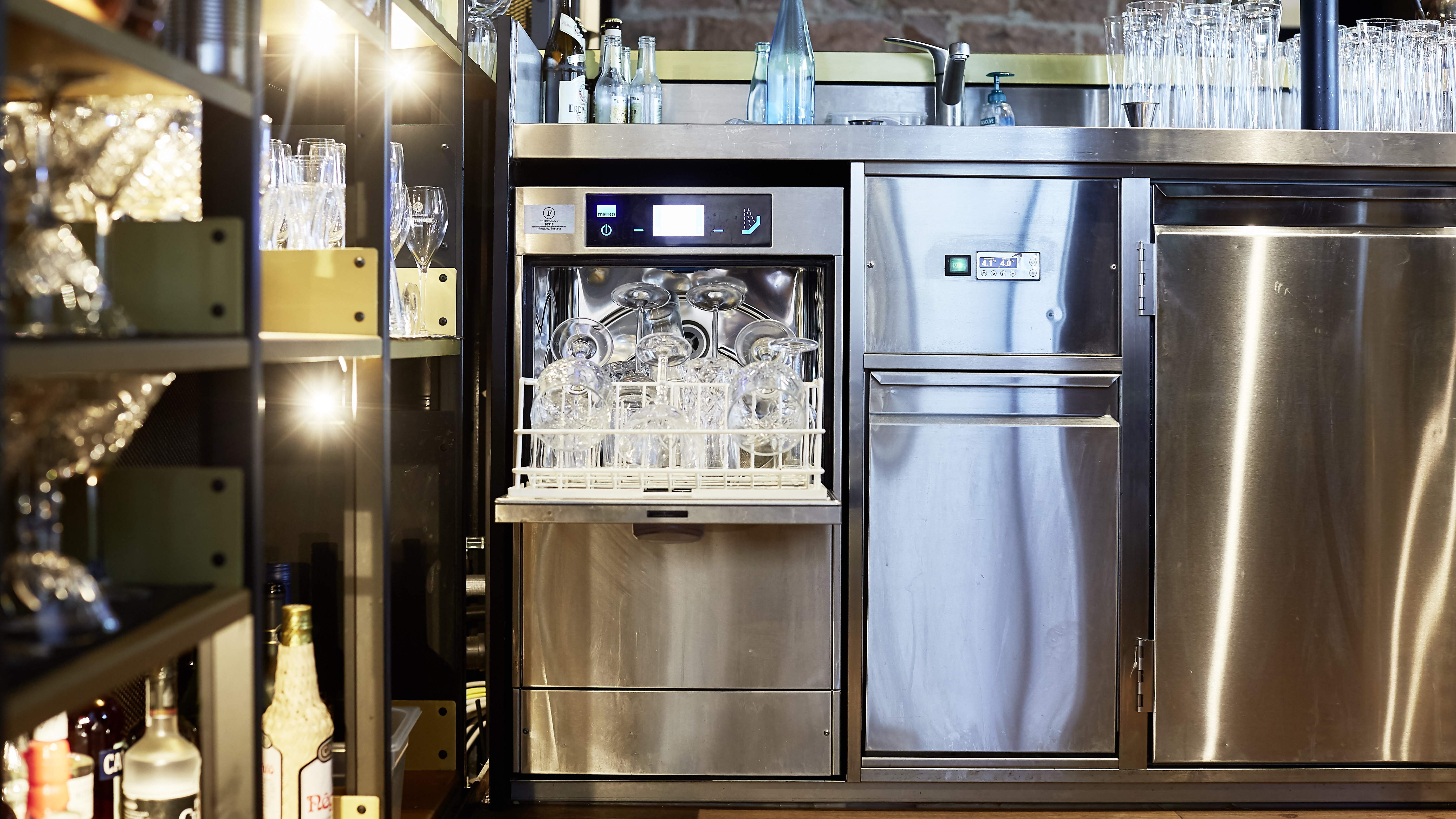 Lave-vaisselle professionnel frontal MEIKO en cuisine de bar