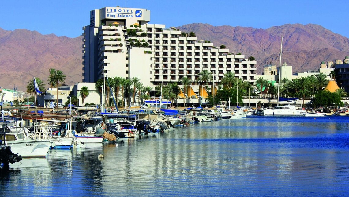 Flight type dishwashing at ISROTEL