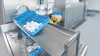 Ergonomic burden for the employees: heavy racks with crockery Ergonomic burden for the employees: heavy racks with crockery