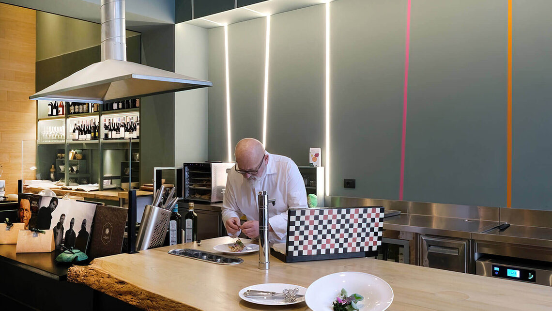 Antonio Chiodi Latini nella sua cucina