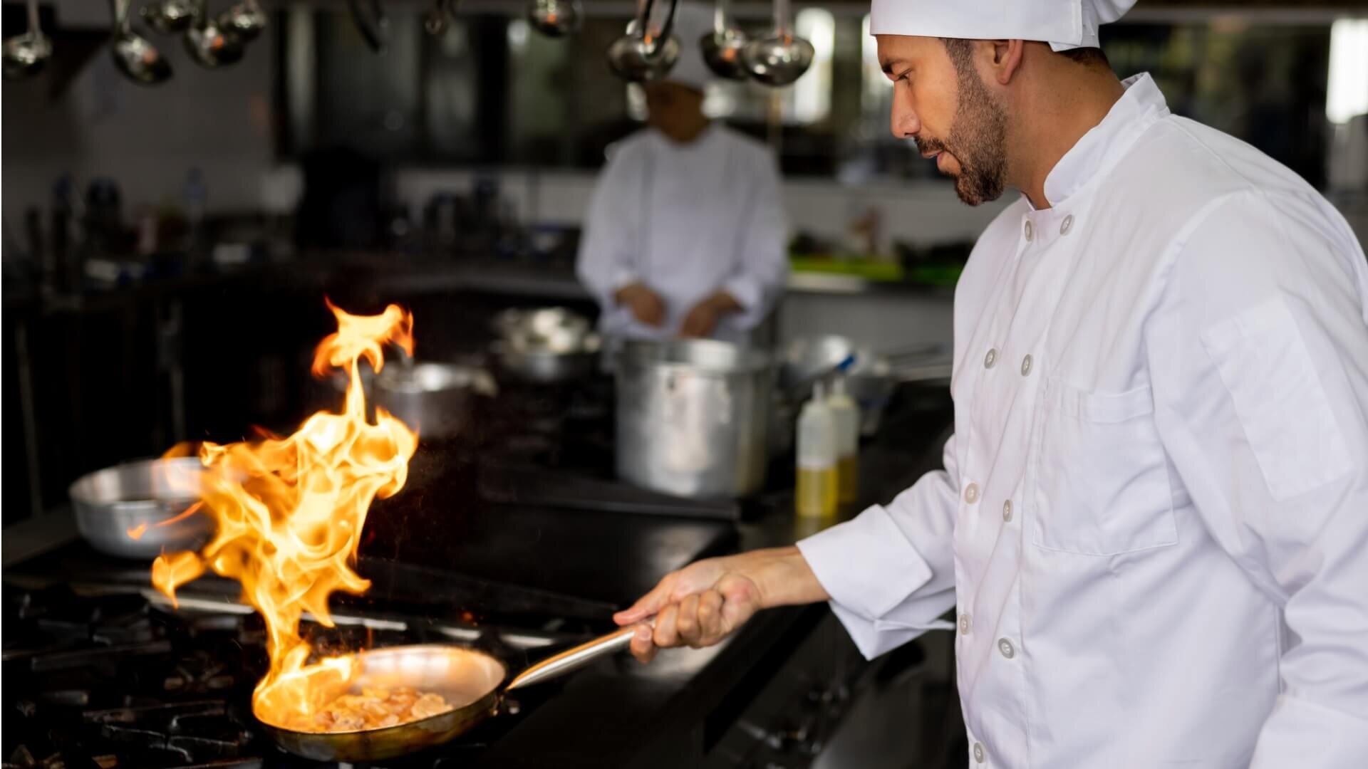 Na co zwrócić uwagę wybierając patelnie gastronomiczne