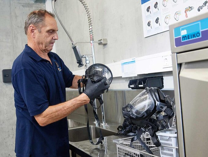 Demontage der Vollmaske und des Pressluftatmers