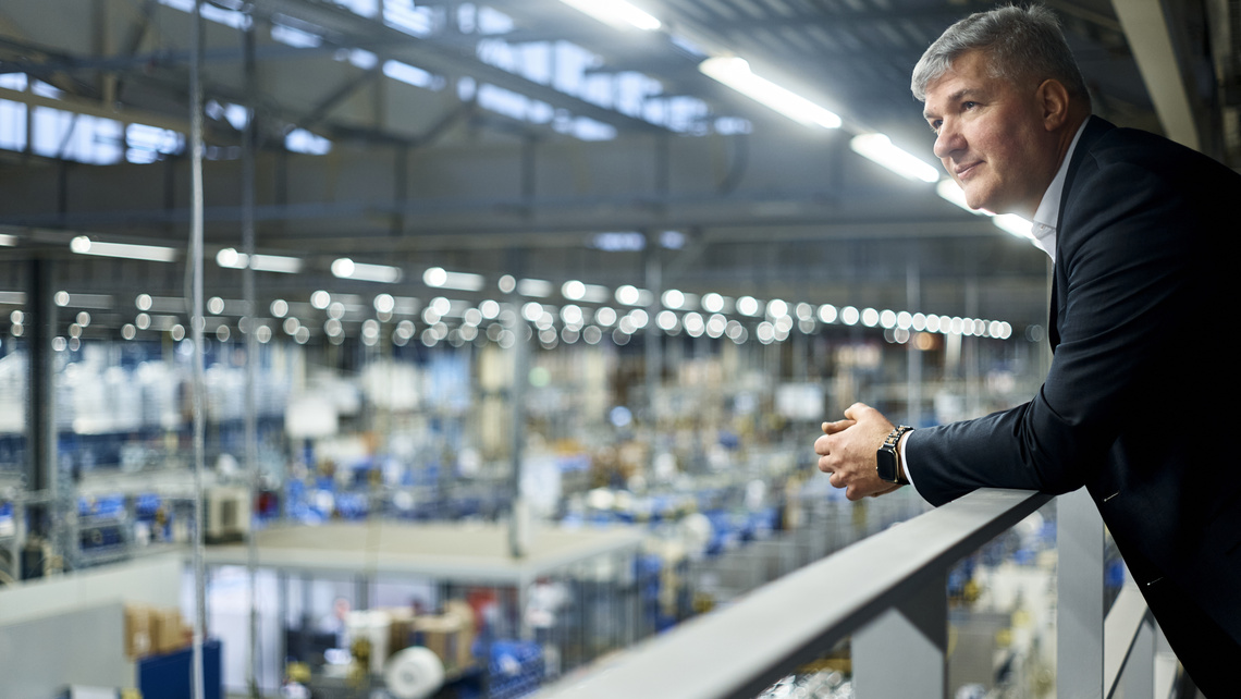 MEIKO CEO Thomas Peukert in einer der MEIKO Produktionshallen.