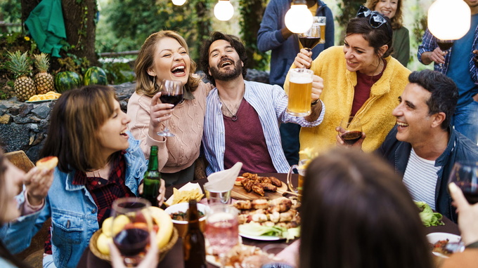 Wprowadzenie dań, które można przygotować wcześniej, jak sałatki, chłodniki czy tapas, pozwala kuchni działać sprawniej. Wprowadzenie dań, które można przygotować wcześniej, jak sałatki, chłodniki czy tapas, pozwala kuchni działać sprawniej.