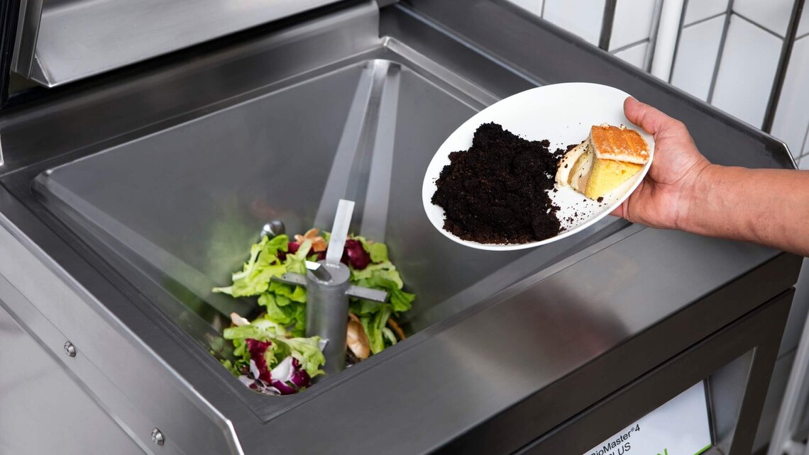 I rifiuti della cucina vengono triturati nel BioMaster e convogliati in un serbatoio di raccolta