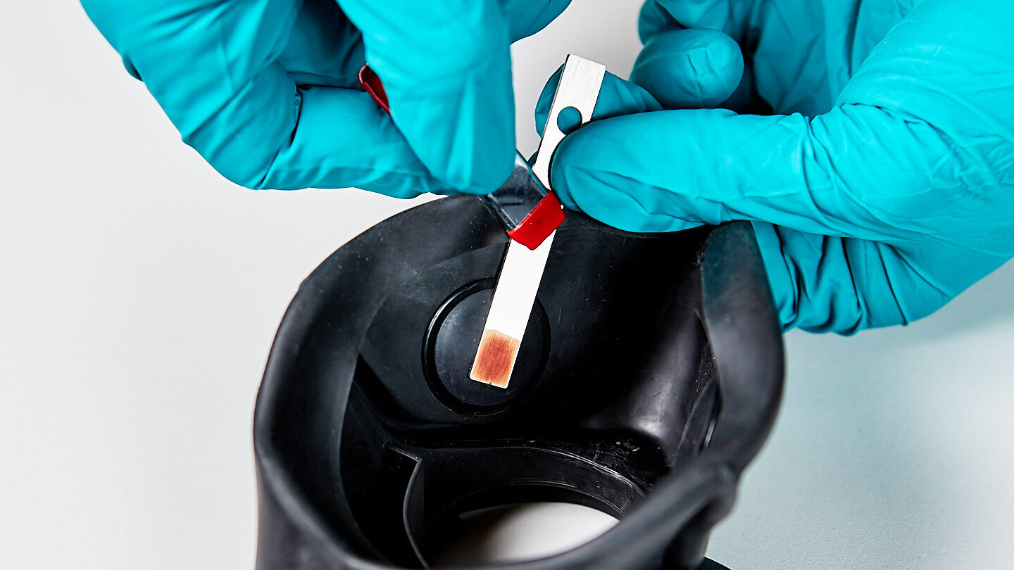 1 von 6 Bioindikatoren mit Federspannzwinge an Innenmaske fixieren